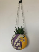 Charger l'image dans la galerie, idee-decoration-basketball-pot-de-fleurs-plantes-ballon-de-basket-basketball-planter