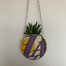 Charger l'image dans la galerie, idee-decoration-basketball-pot-de-fleurs-plantes-ballon-de-basket-basketball-planter