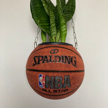 Charger l'image dans la galerie, idee-decoration-chambre-sneaker-room-basketball-planter-pot-de-fleurs-ballon-de-basket-spalding-vintage-plante