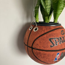 Charger l'image dans la galerie, idee-decoration-chambre-sneaker-room-basketball-planter-pot-de-fleurs-ballon-de-basket-spalding-vintage-plante