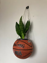 Charger l'image dans la galerie, idee-decoration-chambre-sneaker-room-basketball-planter-pot-de-fleurs-ballon-de-basket-spalding-vintage-plante
