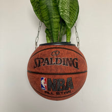 Charger l'image dans la galerie, idee-decoration-chambre-sneaker-room-basketball-planter-pot-de-fleurs-ballon-de-basket-spalding-vintage-plante