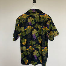 Charger l'image dans la galerie, Chemise vintage à motifs vin / vignoble / vignes pour homme - 100% coton de couleur noir et vert