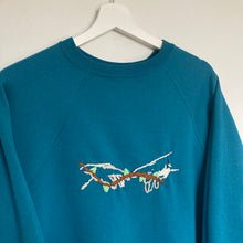 Charger l'image dans la galerie, Sweat vintage léger brodé à la main (L femme / M homme)