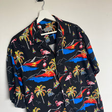 Charger l'image dans la galerie, Chemise hawaïenne noire à motifs (M)