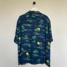 Charger l'image dans la galerie, chemise hawaienne vintage à fleurs ou à motifs homme - magnum