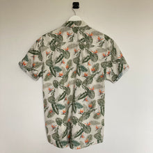 Charger l'image dans la galerie, Chemise hawaïenne Jack and Jones (M coupe cintrée) - motifs à fleurs pour homme