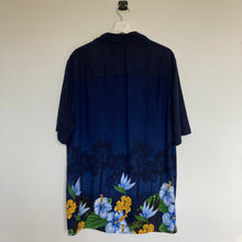 Charger l'image dans la galerie, Chemise hawaïenne bleu foncée motif à fleurs