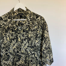 Charger l'image dans la galerie, chemise hawaienne vintage à fleurs ou à motifs homme - magnum