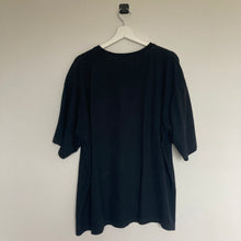 Charger l'image dans la galerie, Tee-shirt vintage noir à imprimé (XL oversize / 2XL)