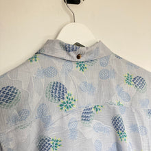 Charger l'image dans la galerie, Chemise hawaïenne Tommy Bahama 100% soie (L) motifs ananas et fleurs bleu clair et vert