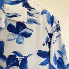 Charger l'image dans la galerie, Chemise hawaïenne à fleurs blanche et bleue (M)