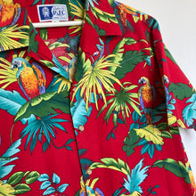Charger l'image dans la galerie, Chemise hawaïenne vintage Made in Hawaii rouge - motifs à fleurs et perroquets