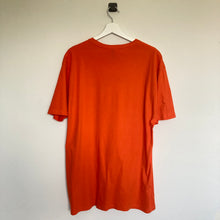 Charger l'image dans la galerie, Tee-shirt orange à imprimé (XL)