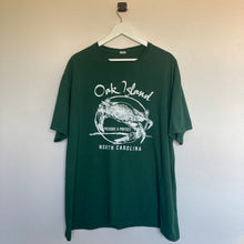 Charger l'image dans la galerie, Tee-shirt graphic vert foncé Oak Island (2XL)