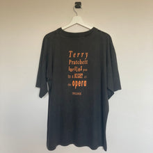 Charger l'image dans la galerie, T-shirt noir vintage Terry Pratchett Maskerade 90's rare (M oversize / L)