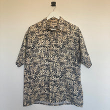 Charger l'image dans la galerie, chemise hawaienne vintage à fleurs ou à motifs homme - magnum