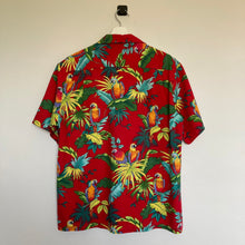 Charger l'image dans la galerie, Chemise hawaïenne vintage Made in Hawaii rouge - motifs à fleurs et perroquets