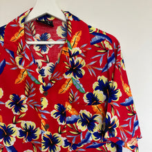 Charger l'image dans la galerie, Chemise hawaïenne rouge à fleurs (M)
