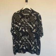 Charger l'image dans la galerie, chemise hawaienne vintage à fleurs ou à motifs homme - magnum