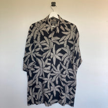 Charger l'image dans la galerie, Chemise hawaïenne à fleurs (XL)
