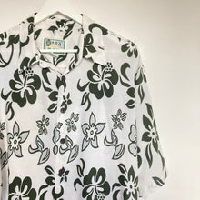 Charger l'image dans la galerie, chemise hawaienne vintage à fleurs ou à motifs homme - magnum