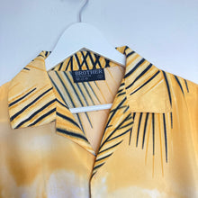 Charger l'image dans la galerie, Chemise hawaïenne jaune motifs surf (M)