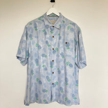 Charger l'image dans la galerie, Chemise hawaïenne Tommy Bahama 100% soie (L) motifs ananas et fleurs bleu clair et vert