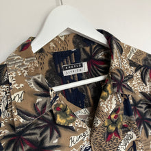 Charger l'image dans la galerie, Chemise hawaïenne vintage foncée à fleurs et à motifs pour homme