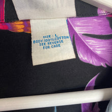 Charger l'image dans la galerie, Chemise hawaïenne vintage noire et violette (L)