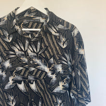 Charger l'image dans la galerie, chemise hawaienne vintage à fleurs ou à motifs homme - magnum