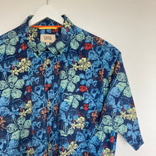 Charger l'image dans la galerie, Chemise hawaïenne à fleurs pour homme grande taille - 100% coton et couleur bleu foncé et pastel