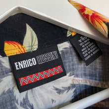 Charger l'image dans la galerie, Chemise hawaienne à motif guitares (M)