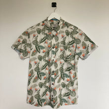 Charger l'image dans la galerie, Chemise hawaïenne Jack and Jones (M coupe cintrée) - motifs à fleurs pour homme