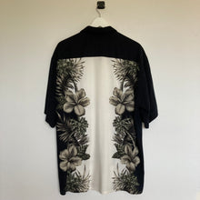 Charger l'image dans la galerie, Chemise hawaïenne vintage noire et blanche à fleurs