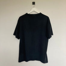 Charger l'image dans la galerie, Tee-shirt vintage noir à imprimé (M)