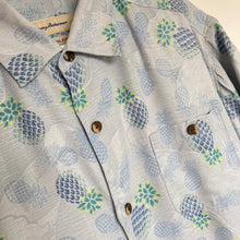 Charger l'image dans la galerie, Chemise hawaïenne Tommy Bahama 100% soie (L) motifs ananas et fleurs bleu clair et vert