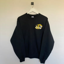 Charger l'image dans la galerie, Sweatshirt vintage noir logo brodé (M)