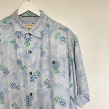 Charger l'image dans la galerie, Chemise hawaïenne Tommy Bahama 100% soie (L) motifs ananas et fleurs bleu clair et vert