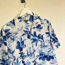 Charger l'image dans la galerie, Chemise hawaïenne à fleurs blanche et bleue (M)