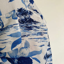 Charger l'image dans la galerie, Chemise hawaïenne à fleurs blanche et bleue (M)