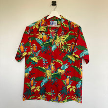 Charger l'image dans la galerie, Chemise hawaïenne vintage Made in Hawaii rouge - motifs à fleurs et perroquets