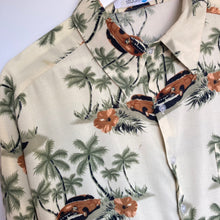 Charger l'image dans la galerie, Chemise hawaïenne motif fleurs et voitures (M)