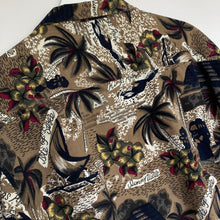 Charger l'image dans la galerie, Chemise hawaïenne vintage foncée à fleurs et à motifs pour homme
