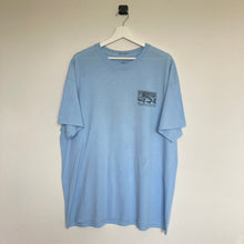 Charger l'image dans la galerie, Tee-shirt vintage bleu imprimé au dos (XL)