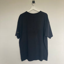 Charger l'image dans la galerie, Tee-shirt vintage noir à imprimé (XL, M/L oversize)