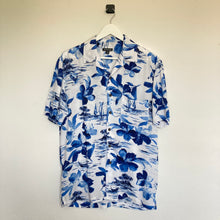 Charger l'image dans la galerie, Chemise hawaïenne à fleurs blanche et bleue (M)