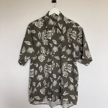 Charger l'image dans la galerie, Chemise hawaïenne grise vintage à fleurs pour homme