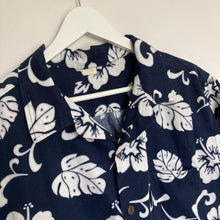 Charger l'image dans la galerie, Chemise hawaïenne homme vintage à fleurs - bleue foncé et blanc
