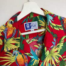 Charger l'image dans la galerie, Chemise hawaïenne vintage Made in Hawaii rouge - motifs à fleurs et perroquets